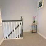 Cozy 4 Bed With Free Parking And Walk To Nyaraló