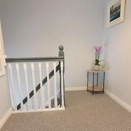 Cozy 4 Bed With Free Parking And Walk To Hébergement de vacances