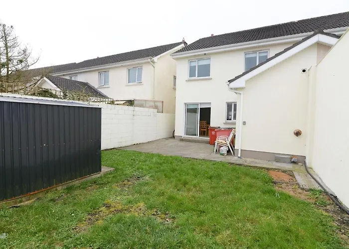 Cozy 4 Bed With Free Parking And Walk To *