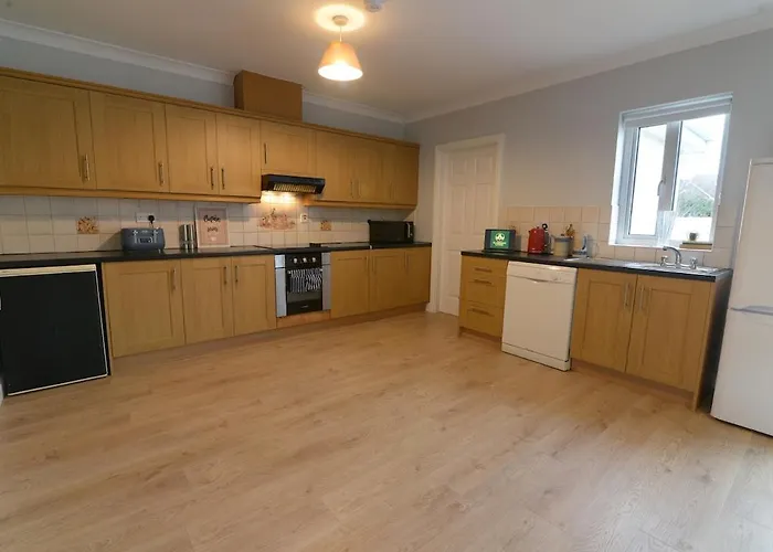 Cozy 4 Bed With Free Parking And Walk To Galway
