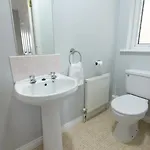 Cozy 4 Bed With Free Parking And Walk To *
