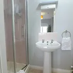 Cozy 4 Bed With Free Parking And Walk To *