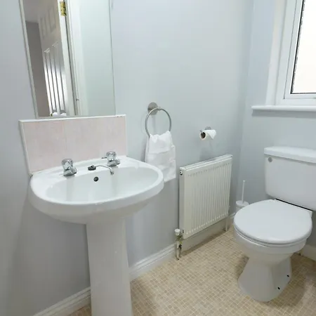 Cozy 4 Bed With Free Parking And Walk To *