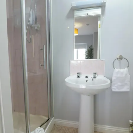 Cozy 4 Bed With Free Parking And Walk To *
