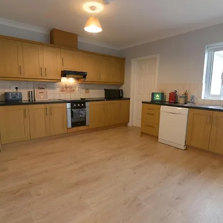 Cozy 4 Bed With Free Parking And Walk To Galway