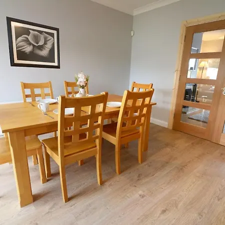 Cozy 4 Bed With Free Parking And Walk To Ferienhaus